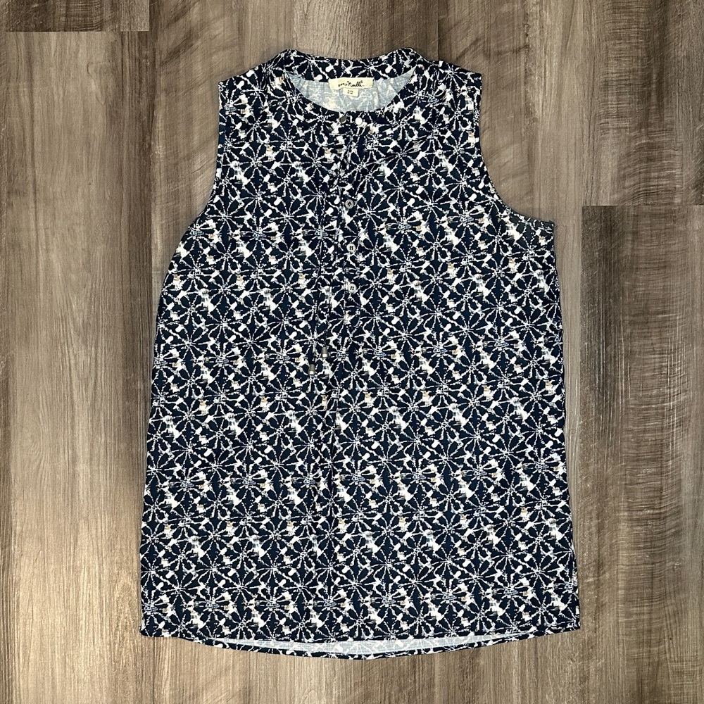 Simply Noelle Half Button Toe Front Sleeveless Top - Small
